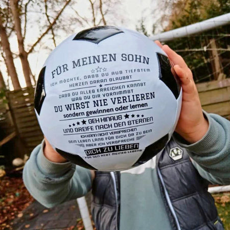 Für meinen Sohn – Einzigartiger Fußball mit besonderer Botschaft